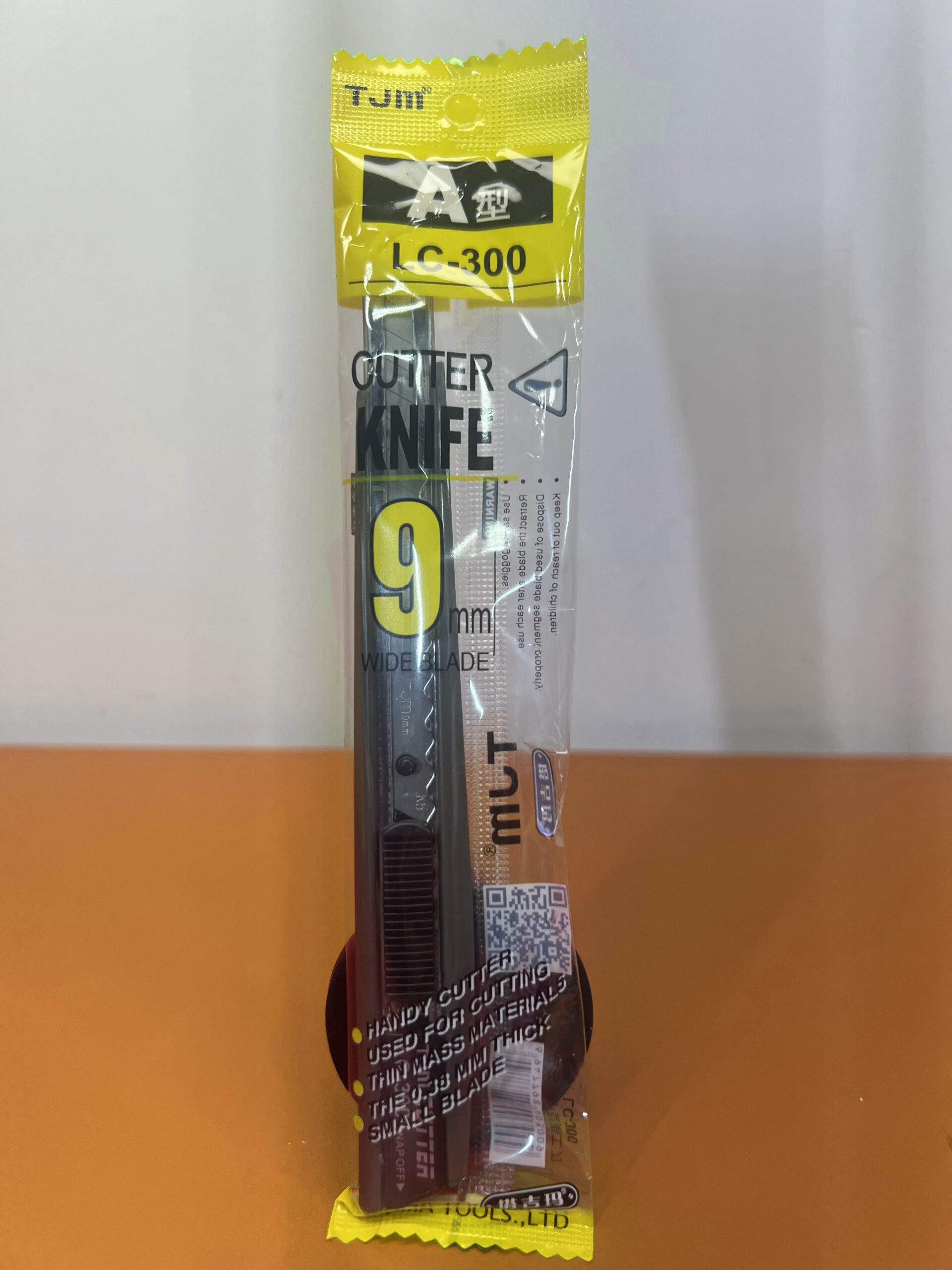 Retractable Utility Knife with snap-off blades